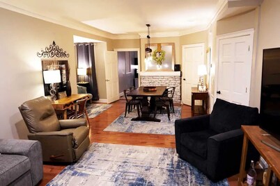 BIG BEAUTIFUL New-Renovated 4BR 2BA with Hot Tub near downtown!