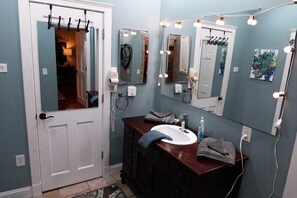Duschwanne, Haartrockner, Bidet, Handtücher