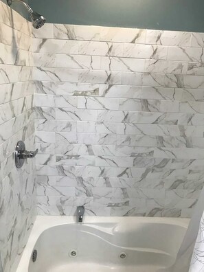 Duschwanne, Haartrockner, Bidet, Handtücher