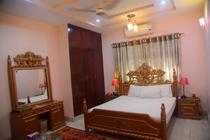 Deluxe Double Room | Free WiFi, bed sheets