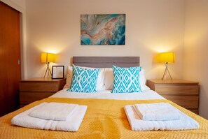 2 chambres, bureau, fer et planche à repasser, accès au Wi-Fi (inclus)