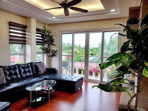 Luxury house fits 10+, good wifi, perfect location in sunny Bicolandia to enjoy.