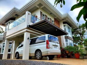 Property grounds - Luxury house fits 10+, good wifi, perfect location in sunny Bicolandia to enjoy. (Camarines Sur)