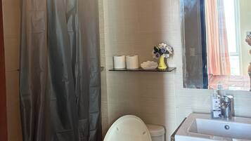 Chuveiro/banheira combinados, secador de cabelo, bidê, toalhas de banho