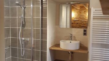 Bathtub, towels, toilet paper