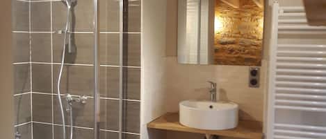 Bathtub, towels, toilet paper