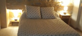 Gîte à la ferme  Pièces voutées, calme, nature, animaux, 1 km de l'autoroute A75