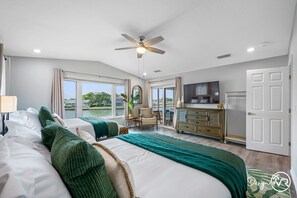 8 slaapkamers, een bureau, een strijkplank/strijkijzer, gratis wifi