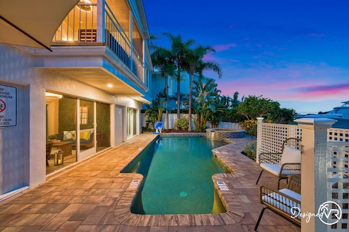 8BR w/ Heated Pool & Waterview - Close to Beach +