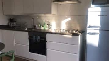 Een koelkast, een microgolfoven, een oven, een kookplaat