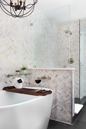 Badewanne, Haartrockner, Handtücher