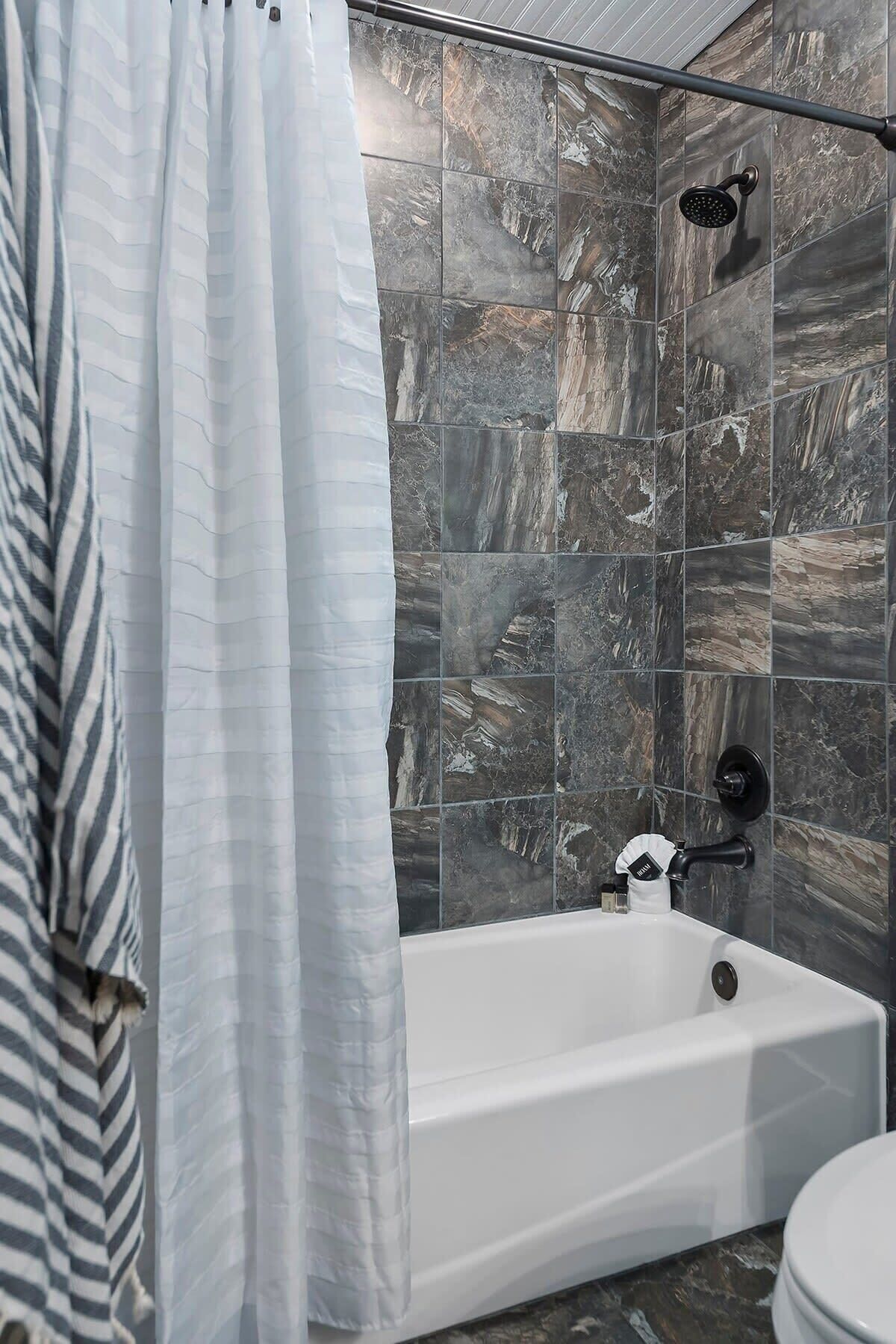 Badewanne, Haartrockner, Handtücher