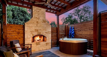Enchanted Hideaway, Hot tub, Outdoor Fireplace!