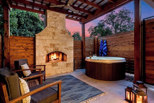 Enchanted Hideaway, Hot tub, Walk to Main St!