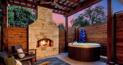 Enchanted Hideaway, Hot tub, Walk to Main St!