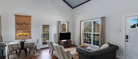 Televisión, chimenea, oficina