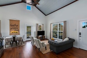 Una televisión, una oficina