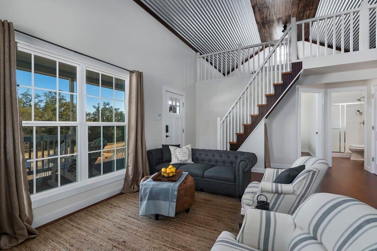 Televisión, chimenea y oficina 