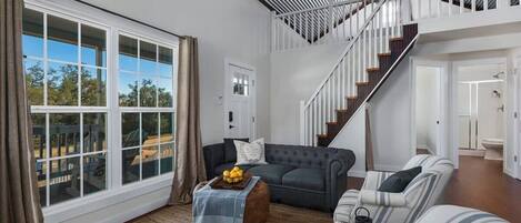 Televisión, chimenea y oficina