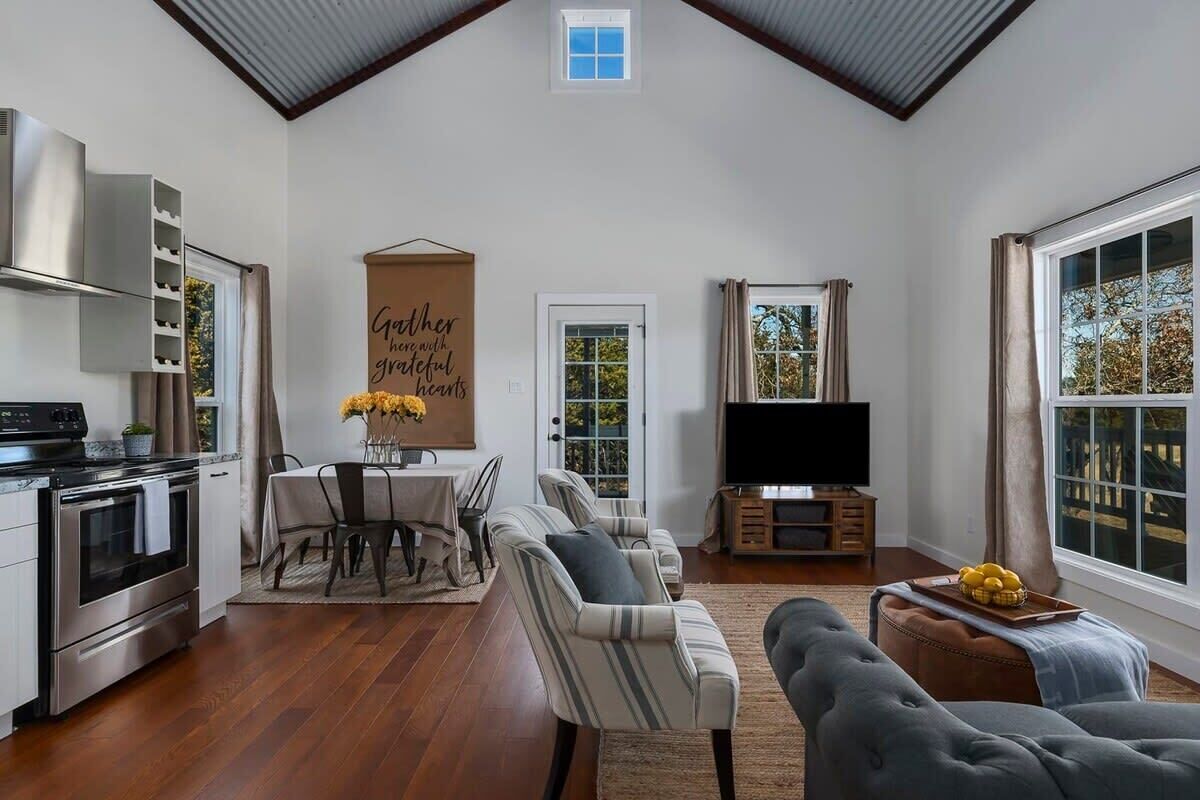 Televisión, chimenea y oficina 