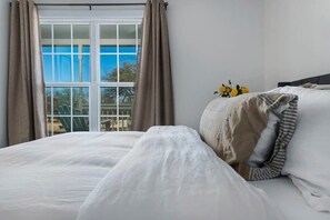 1 dormitorio, tabla de planchar con plancha, wifi y ropa de cama