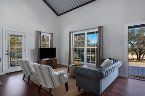 Una televisión, una oficina