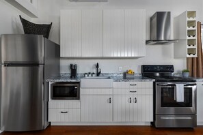 Frigorífico, microondas, horno y placa de cocina