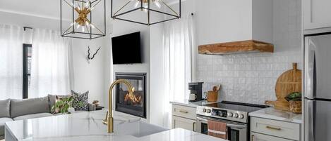 Jääkaappi, mikroaaltouuni, uuni, liesi