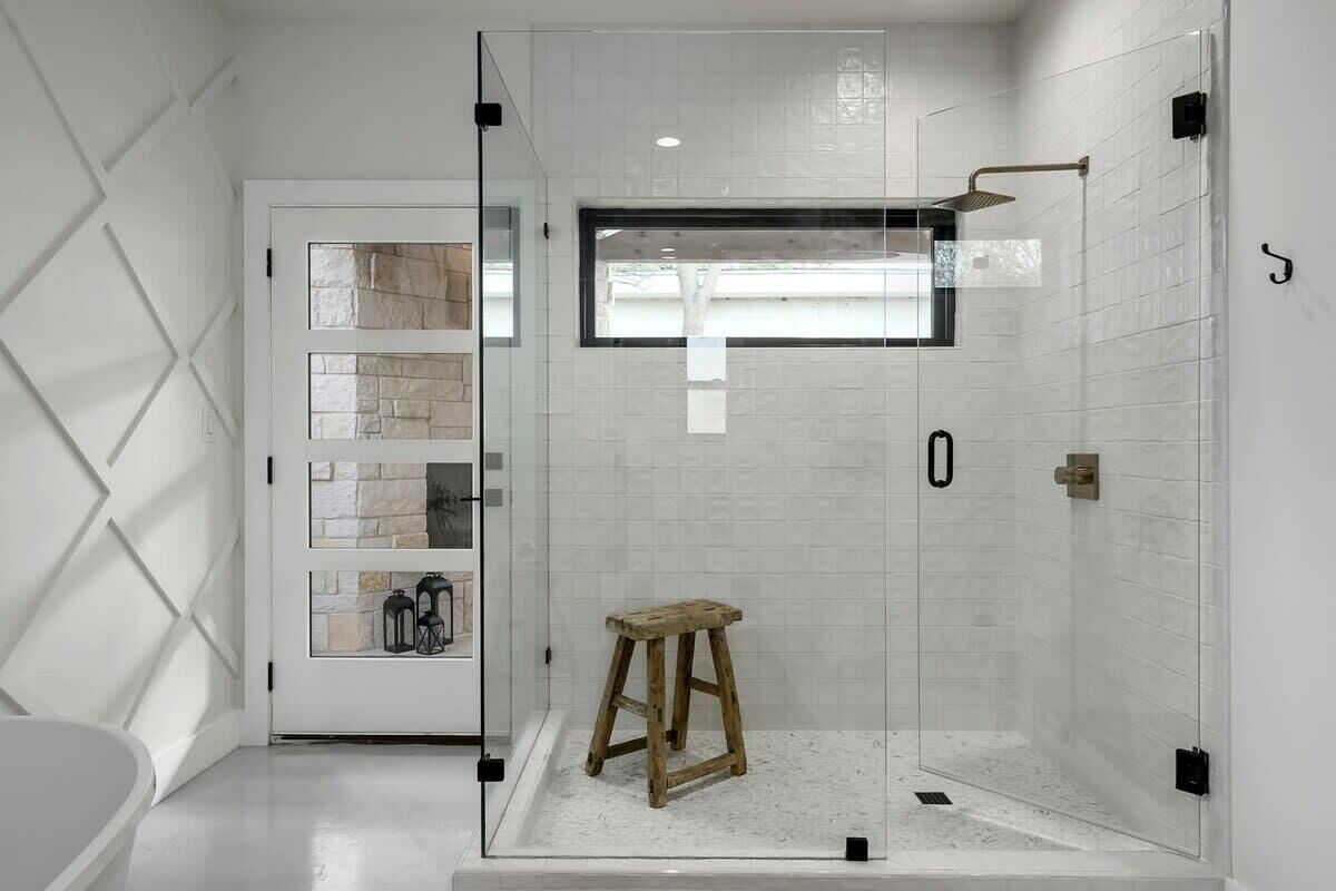 Bathtub, hair dryer, towels