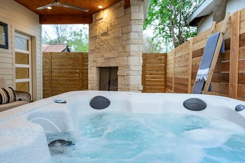 Getaway at Enchanted, walk to Main, Hot Tub!