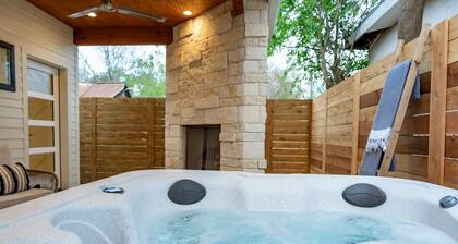 Getaway at Enchanted, walk to Main, Hot Tub!