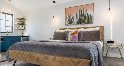 Private guesthouse, king bed, soaking tub in town!