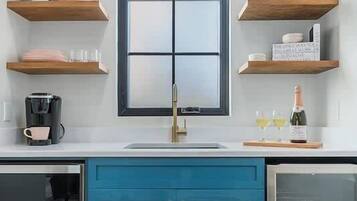 Kühlschrank, Mikrowelle, Wasserkocher mit Kaffee-/Teezubehör