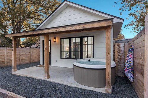 Private guesthouse, Hot tub, soaking tub, In town!