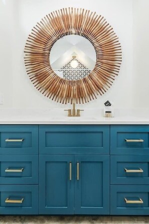 Een bad, een haardroger, handdoeken