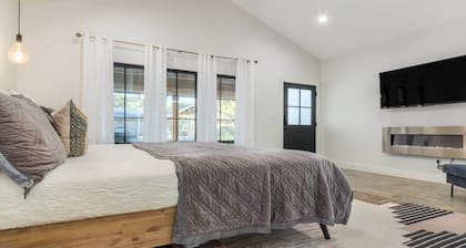 Private guesthouse, king bed, soaking tub in town!