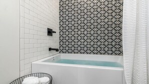 Baignoire, sèche-cheveux, serviettes fournies