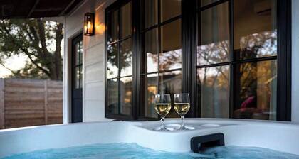 Private guesthouse, Hot tub, soaking tub in town!