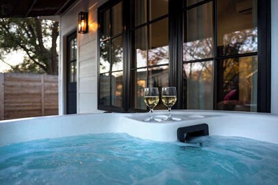 Private guesthouse, Hot tub, soaking tub, In town!