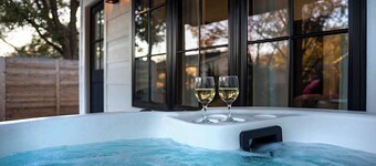Private guesthouse, Hot tub, soaking tub in town!