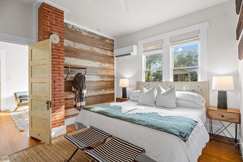 The Downtown Studio #1, Walk to Main St, Hot tub!