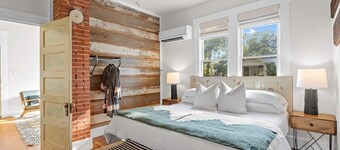 The Downtown Studio #1, Walk to Main St, Hot tub!