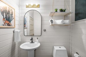 Dusche, Haartrockner, Handtücher, Shampoo