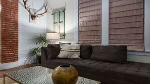 Televisión y oficina 