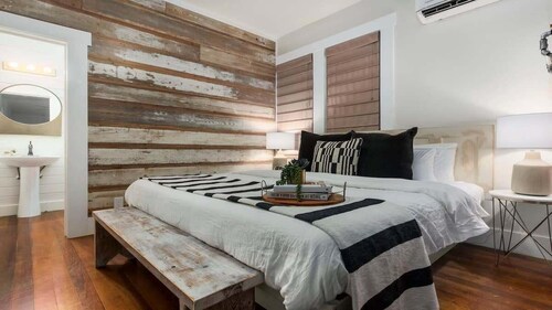 The Downtown Studio 2, Walk to main, Hot tub!