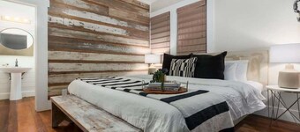 The Downtown Studio 2, Walk to main, Hot tub!