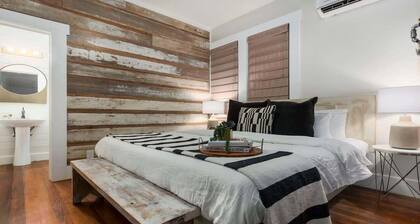 The Downtown Studio 2, Walk to main, Hot tub!