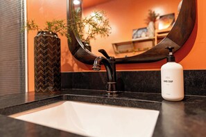 Dusj, hårføner og håndklær