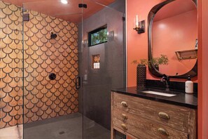 Dusj, hårføner og håndklær