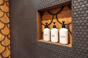 Dusj, hårføner og håndklær